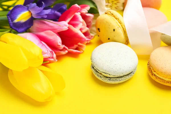 Sweet Macaroons Spring Flowers Yellow Background Closeup International Women Day — Stock Photo, Image