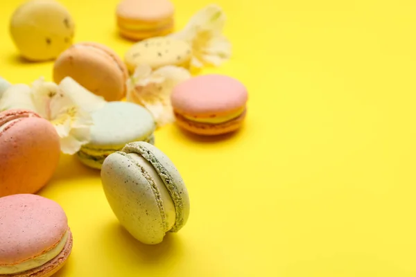 Sweet Macaroons Yellow Background Closeup — Stock Photo, Image