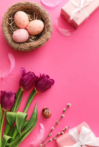 Összetétel Húsvéti Tojás Tulipán Virágok Ajándékok Színes Háttér — Stock Fotó