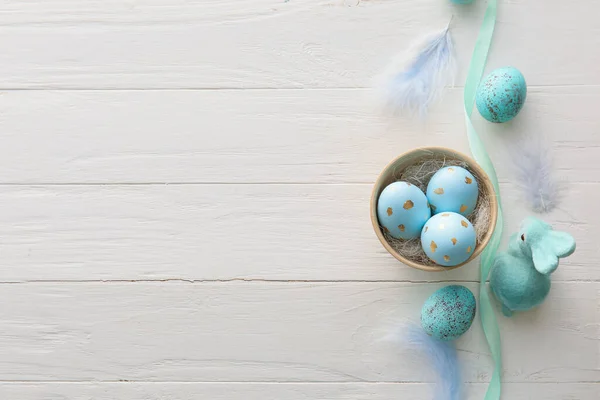 Boyalı Paskalya Yumurtaları Tavşan Hafif Ahşap Arka Planda Tüyleri Olan — Stok fotoğraf