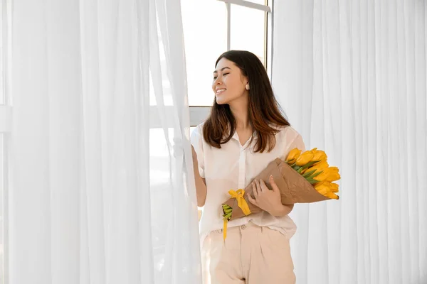 Mooie Jonge Aziatische Vrouw Met Boeket Van Bloemen Buurt Venster — Stockfoto