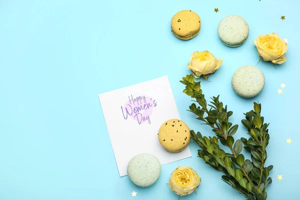 Sammansättning Med Gratulationskort För Internationella Kvinnodagen Firande Makaroner Och Blommor — Stockfoto