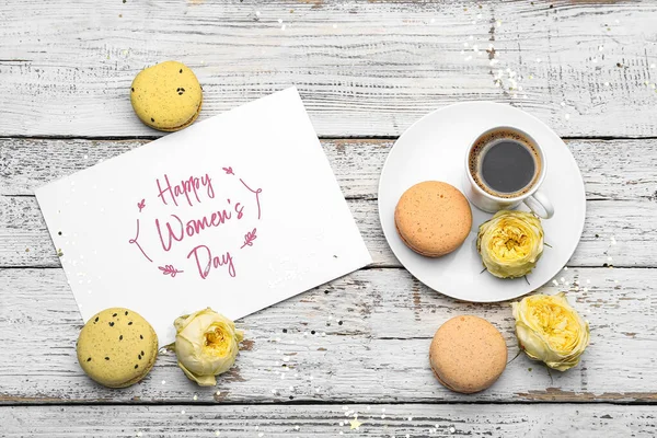 为庆祝国际妇女节准备的贺卡 饼干和轻型木制背景的花朵 — 图库照片