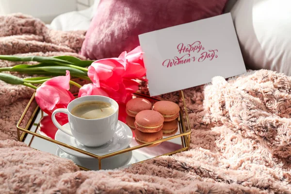 有美味早餐 贺卡和郁金香花的盘子 在床上庆祝国际妇女节 — 图库照片