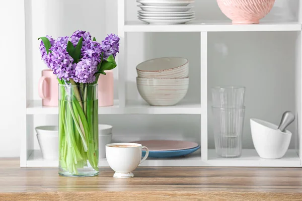 在厨房柜台上放上百合花和咖啡 — 图库照片