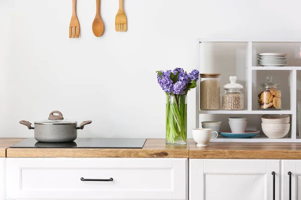 Vase Mit Hyazinthenblüten Und Tasse Kaffee Auf Küchentisch Neben Weißer — Stockfoto