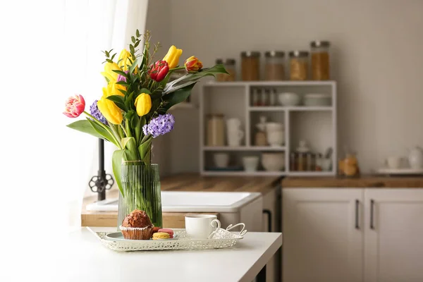 Krásné Květiny Podnos Snídaní Stole Kuchyni — Stock fotografie