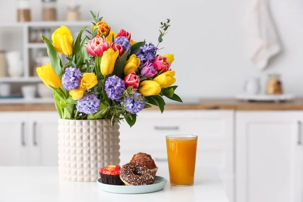 Florero Con Hermosas Flores Desayuno Mesa Comedor — Foto de Stock