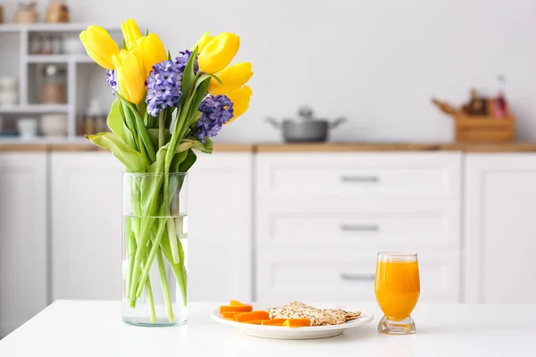 Florero Con Flores Sabroso Desayuno Mesa Comedor Cocina — Foto de Stock