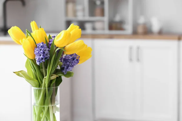 Florero Con Ramo Tulipanes Flores Jacinto Cocina — Foto de Stock