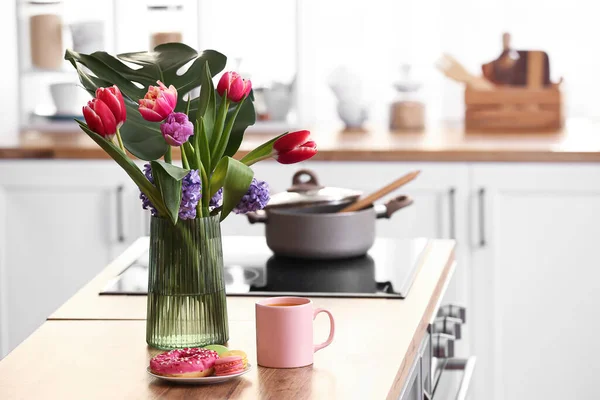 Váza Květinami Lahodnou Snídaní Kuchyňské Lince — Stock fotografie