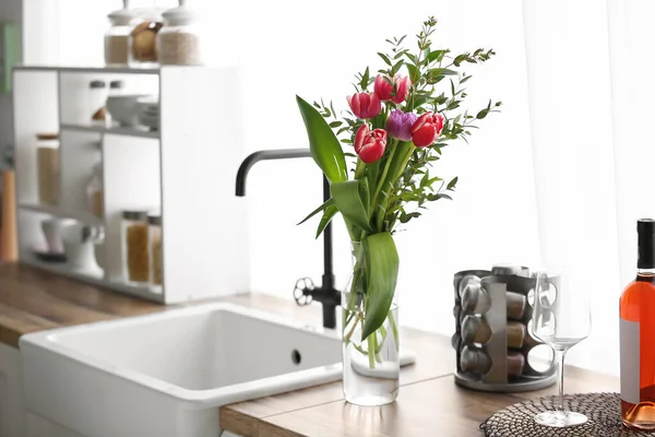 Bouquet Flowers Vase Kitchen Counter — Stock Photo, Image