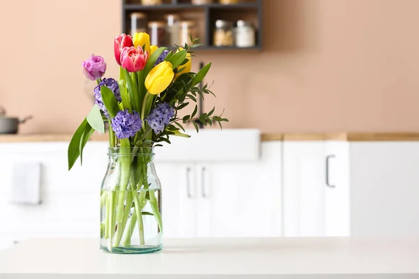 Kytice Kvetoucích Květin Váze Stole — Stock fotografie