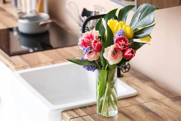 Krásná Kytice Květin Váze Kuchyňské Lince Blízkosti Barevné Stěny — Stock fotografie