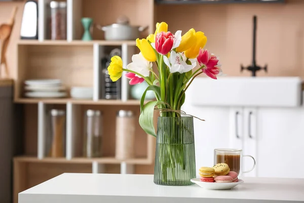 キッチンのダイニングテーブルで花とおいしい朝食と花瓶 — ストック写真