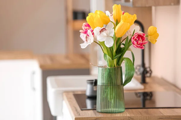 Váza Květinami Dřevěné Kuchyňské Lince — Stock fotografie