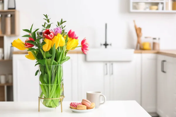 Váza Krásnými Květinami Snídaní Stole Kuchyni — Stock fotografie