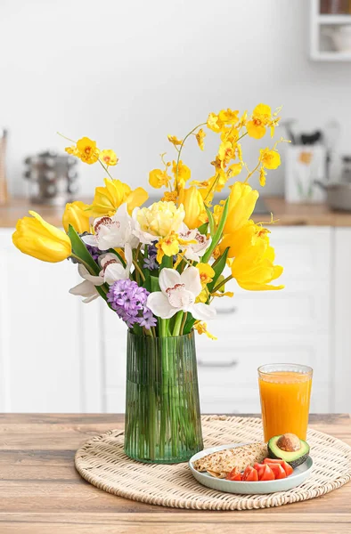 Florero Con Hermosas Flores Delicioso Desayuno Mesa Comedor Cocina — Foto de Stock