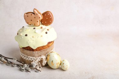 Söğüt dalları, Paskalya pastası ve açık arkaplanda boyanmış yumurtalar.