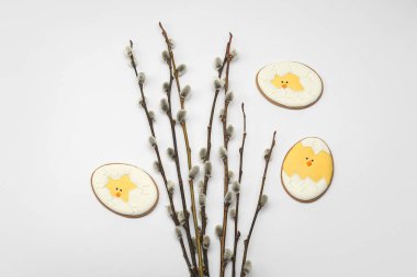 Hafif arkaplanda söğüt dalları ve Paskalya kurabiyeleri