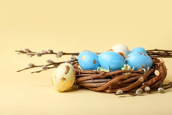 Fűzfaágak Fészek Festett Húsvéti Tojásokkal Sárga Alapon — Stock Fotó