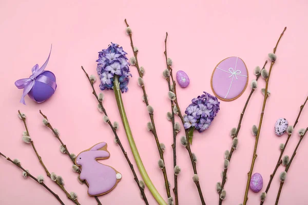 Fűzfaágak Húsvéti Sütemények Virágok Festett Tojások Rózsaszín Alapon — Stock Fotó