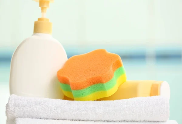 Temiz Havlular Kozmetik Ürünleri Şişeleri Banyo Süngeri Yakın Çekim — Stok fotoğraf