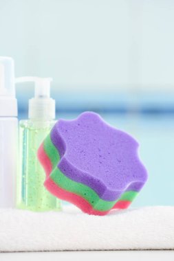 Masada temiz havlu ve banyo süngeri var.