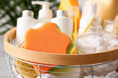 Farklı banyo aksesuarları ve kozmetik ürünleri olan sepet, yakın çekim.
