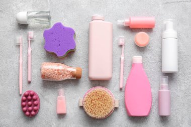 Grunge arka planında kozmetik ürünler ve banyo aksesuarları.