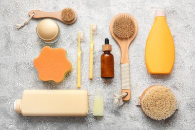 Hafif arkaplanda banyo aksesuarları ve kozmetik ürünleri