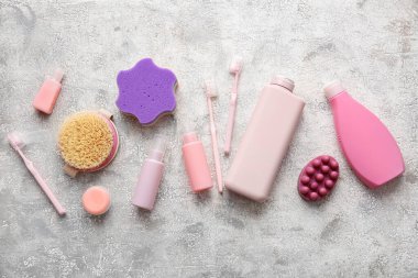 Hafif arka planda farklı kozmetik ürünler ve banyo malzemeleri