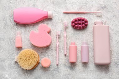 Küvet aksesuarları ve grunge arka planında kozmetik ürünleri olan kompozisyon