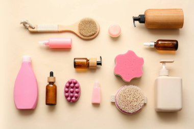 Renkli arka planda farklı kozmetik ürünler ve banyo malzemeleri