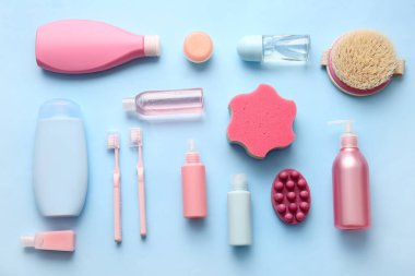 Renkli arka planda farklı kozmetik ürünleri ve banyo malzemelerine sahip kompozisyon