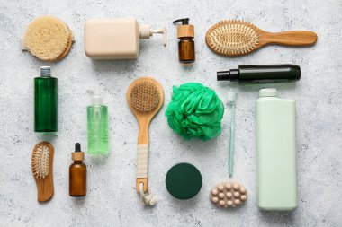 Açık arkaplanlı yeşil süngerli banyo malzemeleri.