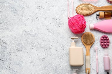 Hafif arka planda kozmetik ürünleri ve banyo aksesuarlarıyla kompozisyon