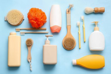 Renkli arka planda kozmetik ürünler ve banyo aksesuarları içeren kompozisyon