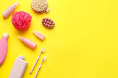 Sarı arka planda banyo malzemeleri ile kompozisyon