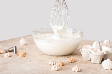 Masada kremalı çırpma ve tavuk yumurtası.