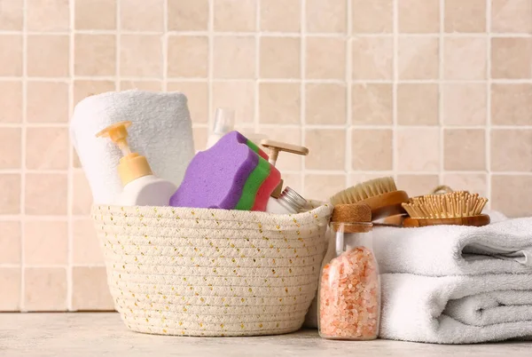 一套不同的浴室用品 桌面上有干净的毛巾 接近彩色瓷砖 — 图库照片