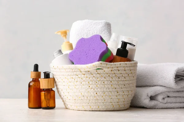 Farklı Banyo Aksesuarları Kozmetik Ürünleri Arka Planda Temiz Havlular Olan — Stok fotoğraf