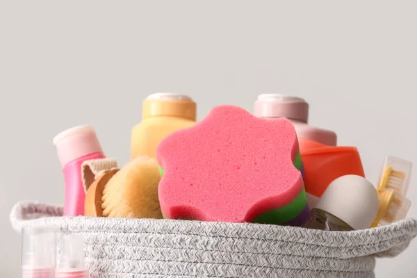 Hafif Arka Planda Farklı Banyo Aksesuarları Kozmetik Ürünleri Olan Sepet — Stok fotoğraf