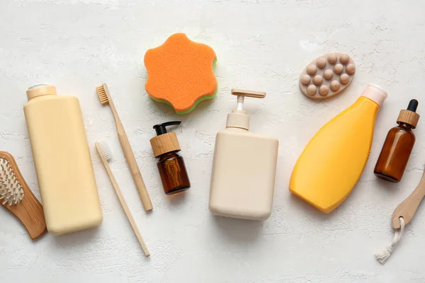 Butelki Produktów Kosmetycznych Akcesoriów Kąpieli Jasnym Tle — Zdjęcie stockowe