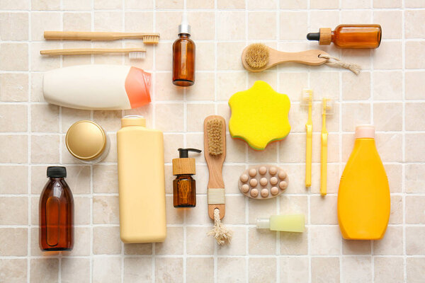 Комплект различных принадлежностей для ванн с губкой на цветной плитке