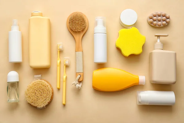 Composición Con Diferentes Productos Cosméticos Accesorios Baño Sobre Fondo Color — Foto de Stock