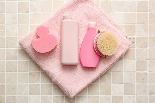 Clean Towel Bottles Cosmetic Products Bath Sponge Massage Brush Color — Stock Photo, Image