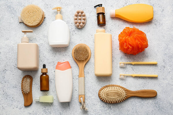 Состав с банными принадлежностями и косметическими средствами на светлом фоне