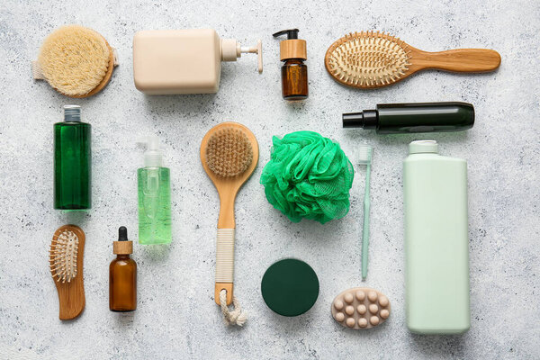 Комплект банных принадлежностей с зеленой губкой на светлом фоне
