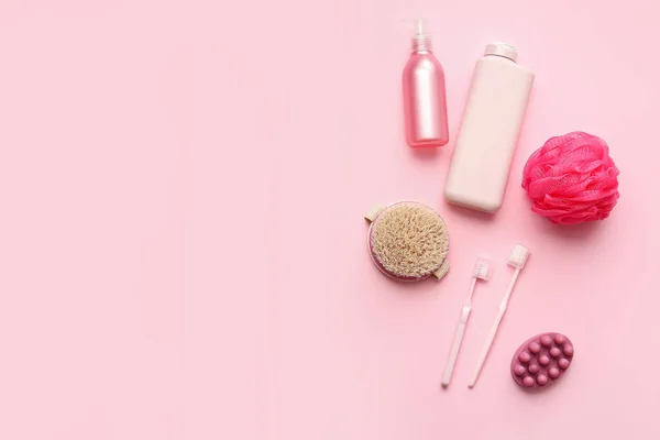 Butelki Produktów Kosmetycznych Akcesoriów Kąpieli Różowym Tle — Zdjęcie stockowe